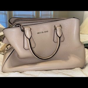 LIKE NEW MICHAEL KORS PURSE